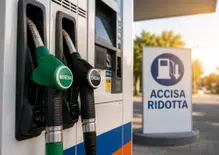 La grande illusione del pieno: il Governo finge di tagliare le accise, ma il diesel sfonda i 2 euro. Chi ci guadagna davvero?