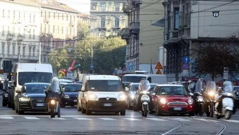 Cent'anni a destra: quando Milano cambi&ograve; senso di marcia (e i milanesi protestarono)