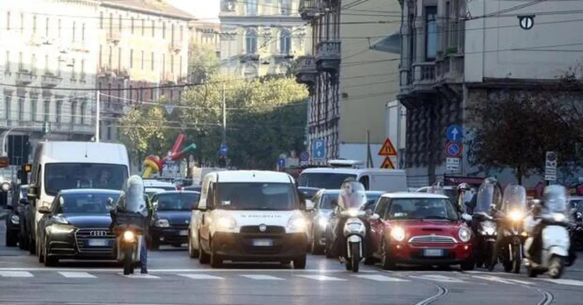 Cent'anni a destra: quando Milano cambi&ograve; senso di marcia (e i milanesi protestarono)