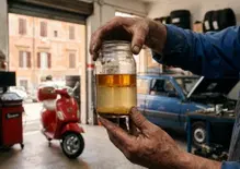 Auto e scooter fermi col pieno: a Roma è boom di carburanti annacquati e sporchi