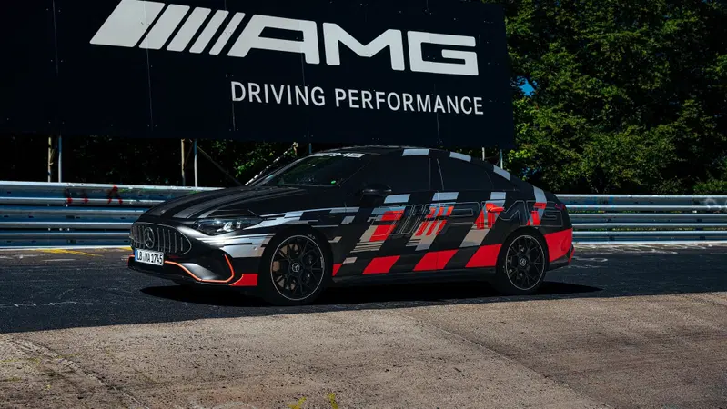Mercedes-AMG CLA 45 elettrica: record al N&uuml;rburgring, &egrave; la pi&ugrave; veloce del segmento