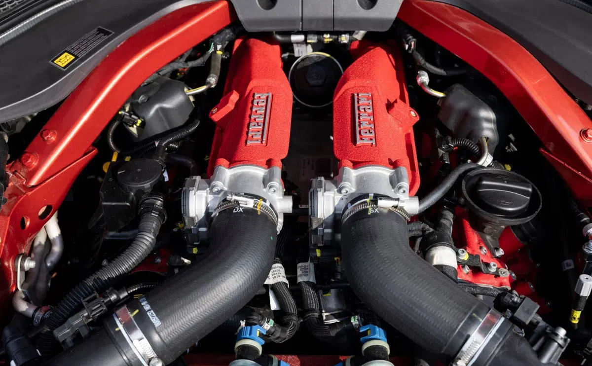Ferrari Amalfi Spider: tetto in tela, 640 CV e un V8 che sa ancora emozionare [VIDEO]