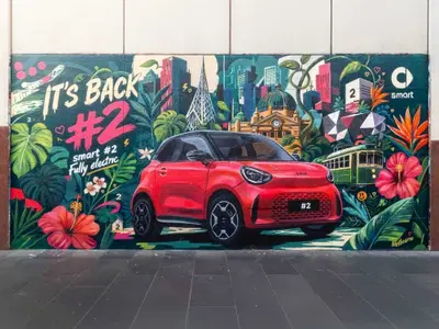 smart #2, la due posti elettrica torna e si svela sui muri di sei metropoli