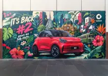 smart #2, la due posti elettrica torna e si svela sui muri di sei metropoli