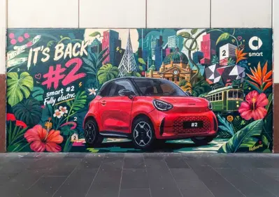 smart #2, la due posti elettrica torna e si svela sui muri di sei metropoli