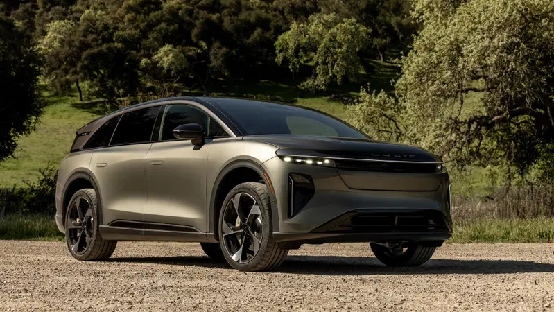 Lucid anticipa il SUV Cosmos e prepara una Gravity ad alte prestazioni: debutto a Monterey