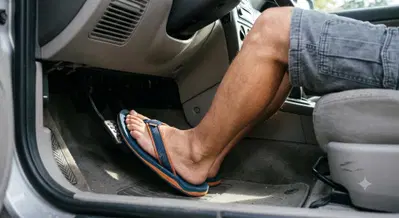 Estate e motori: guidare con le infradito si pu&ograve;, ma il conto (e la multa) rischia di essere salatissimo