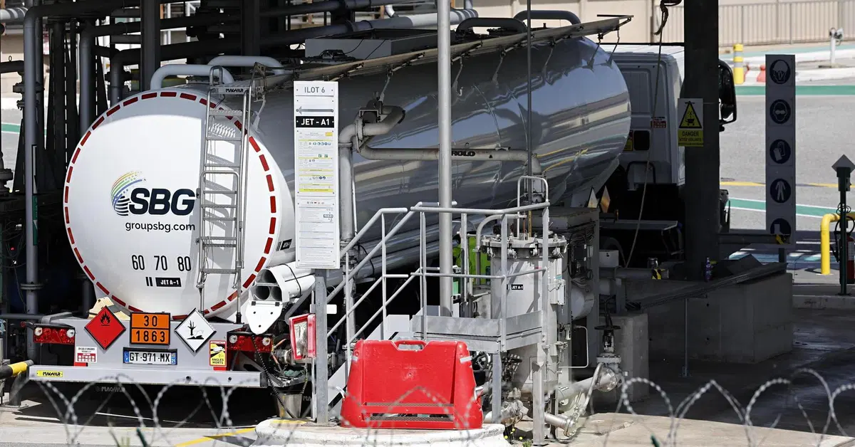 Finto solvente, ma era benzina di contrabbando: sequestrati 33.000 litri al confine con l'Italia