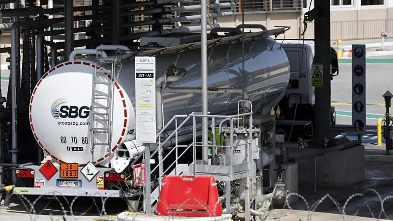 Finto solvente, ma era benzina di contrabbando: sequestrati 33.000 litri al confine con l'Italia