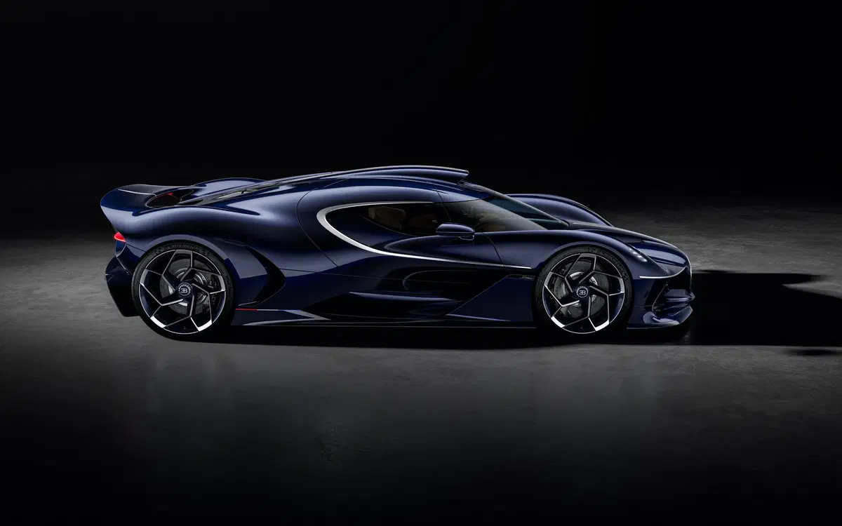 Bugatti Destrier, a Pebble Beach debutta la one-off da 1.600 CV derivata dalla Bolide