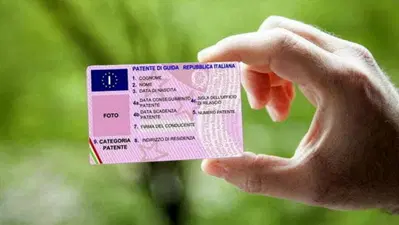Rivoluzione Codice della Strada: patente C a 17 anni, stop ai documenti cartacei e un'unica tabella per le multe