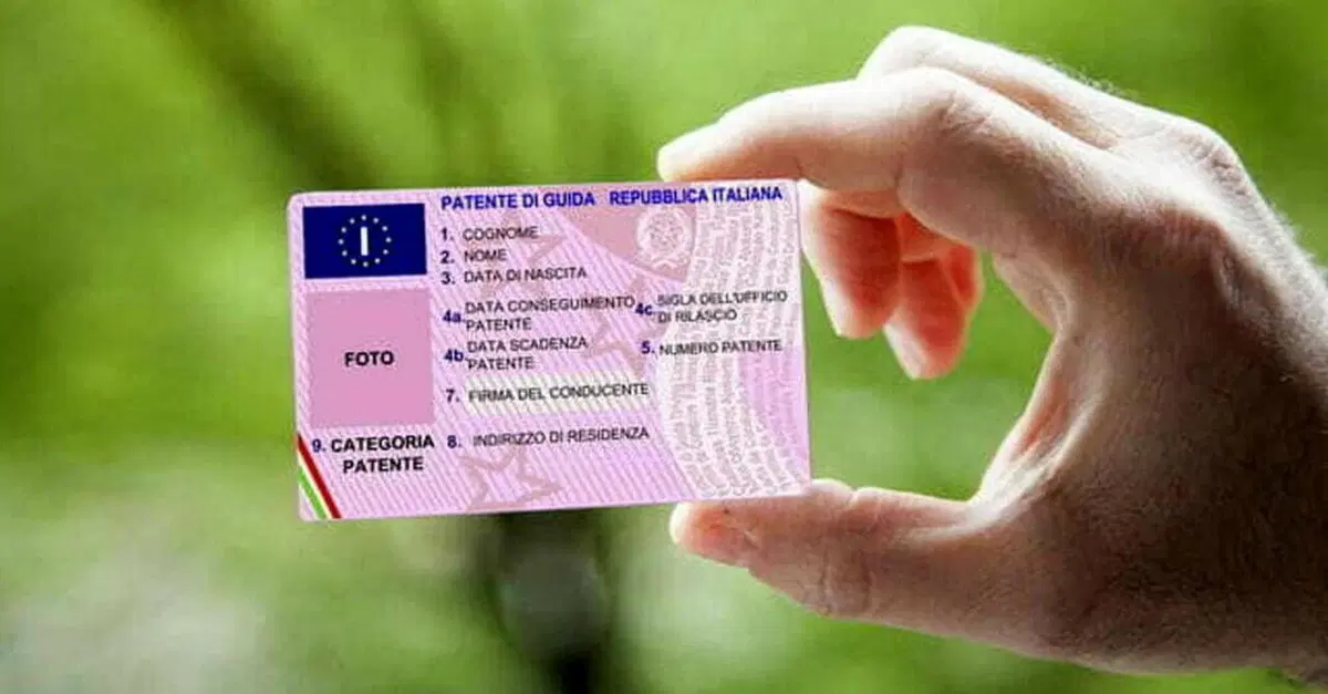 Rivoluzione Codice della Strada: patente C a 17 anni, stop ai documenti cartacei e un'unica tabella per le multe