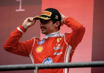 F1, Leclerc spiazza la Ferrari: “Non posso guidare in modo naturale, la macchina mi rallenta”
