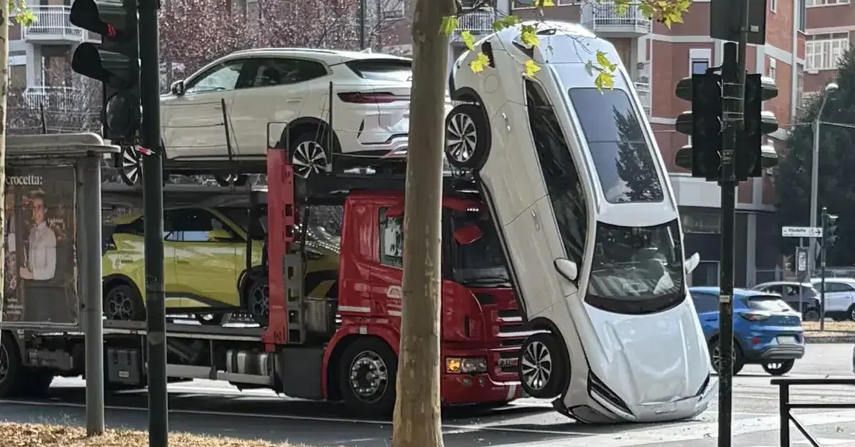 Torino, bisarca tampona una Fiat 500: una BYD Seal U finisce sull'asfalto e la foto diventa virale