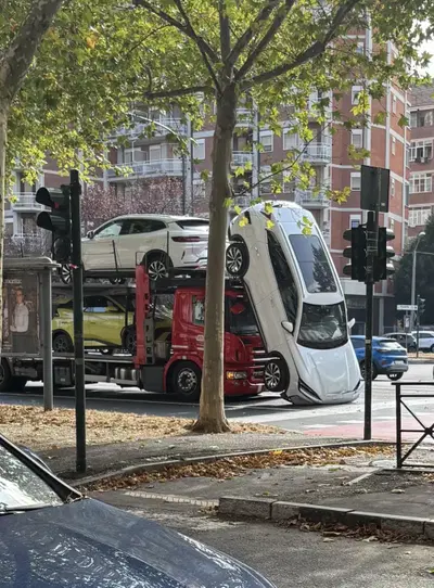 Torino, bisarca tampona una Fiat 500: una BYD Seal U finisce sull'asfalto e la foto diventa virale