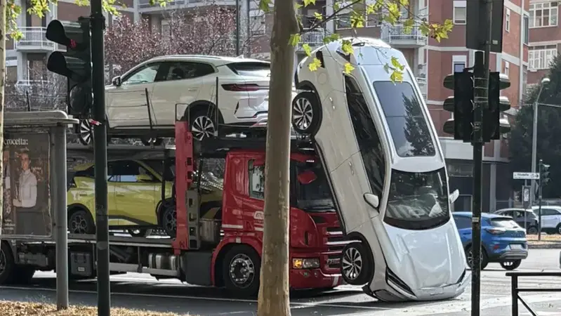 Torino, bisarca tampona una Fiat 500: una BYD Seal U finisce sull'asfalto e la foto diventa virale