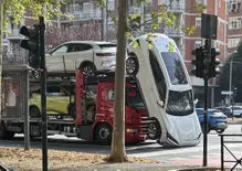 Torino, bisarca tampona una Fiat 500: una BYD Seal U finisce sull'asfalto e la foto diventa virale