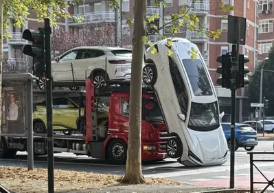 Torino, bisarca tampona una Fiat 500: una BYD Seal U finisce sull'asfalto e la foto diventa virale