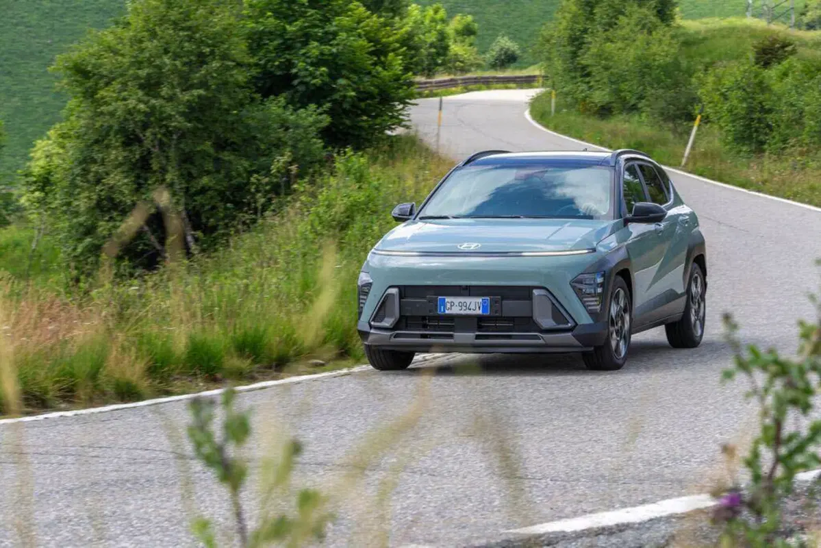 Si può scegliere un SUV compatto senza rinunciare a spazio, bagagliaio e dotazioni? Il caso Hyundai Kona