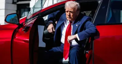 Auto elettriche, Donald Trump all'attacco: "Chi le guida &egrave; malato"