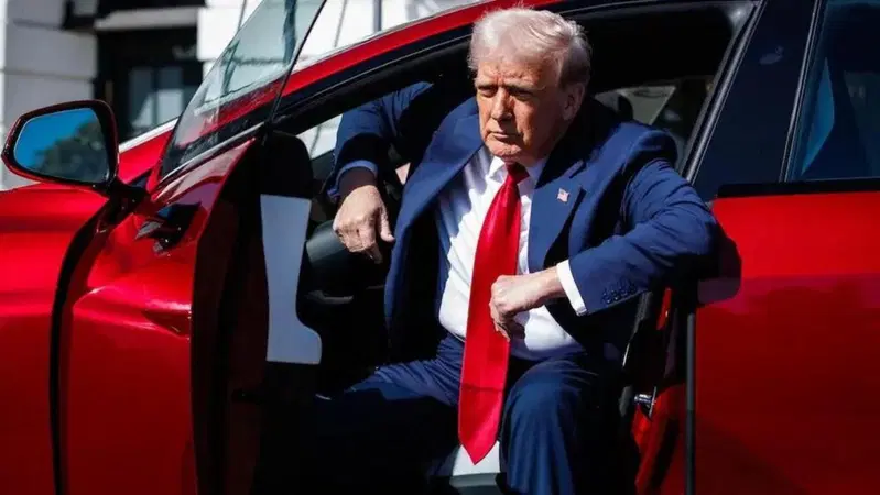 Auto elettriche, Donald Trump all'attacco: "Chi le guida &egrave; malato"
