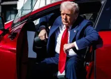 Auto elettriche, Donald Trump all'attacco: Chi le guida è malato