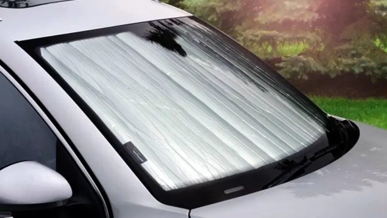 Parasole per auto: lo monti nel modo giusto? L'errore che trasforma l'abitacolo in un forno