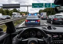 Follia a 235 km/h sull'Autobahn: si incolla al paraurti di un'auto civetta della polizia