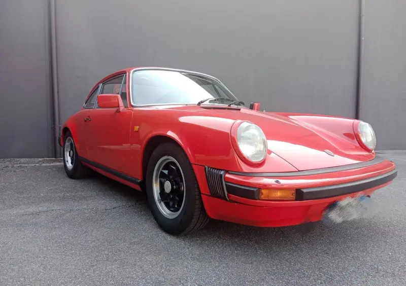 Porsche 911d'epoca del 1974 a Pordenone