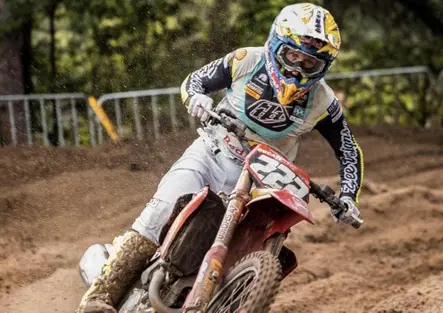 Cairoli eterno: a Mol sfiora il podio sulla Ducati Desmo250 MX