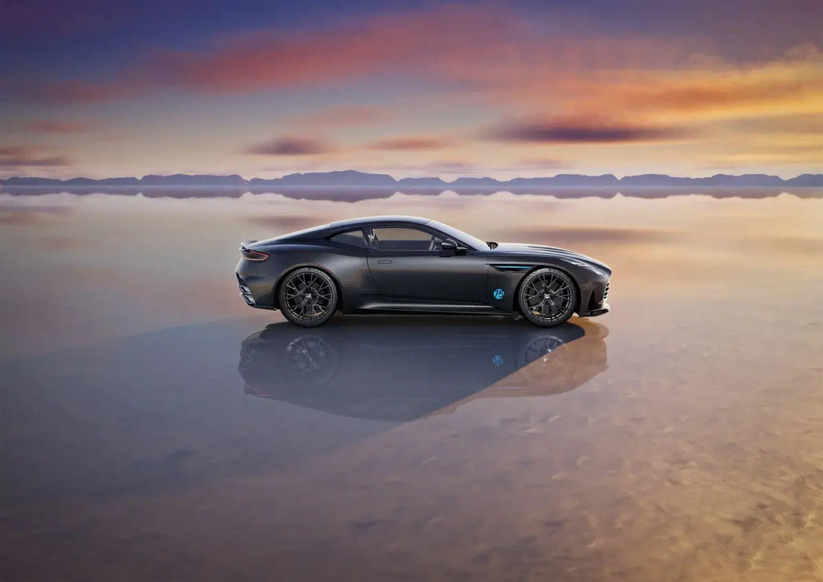 Aston Martin infiamma la Monterey Car Week 2026: tributo storico a Pebble Beach e debutto per la Vanquish 25 (2)