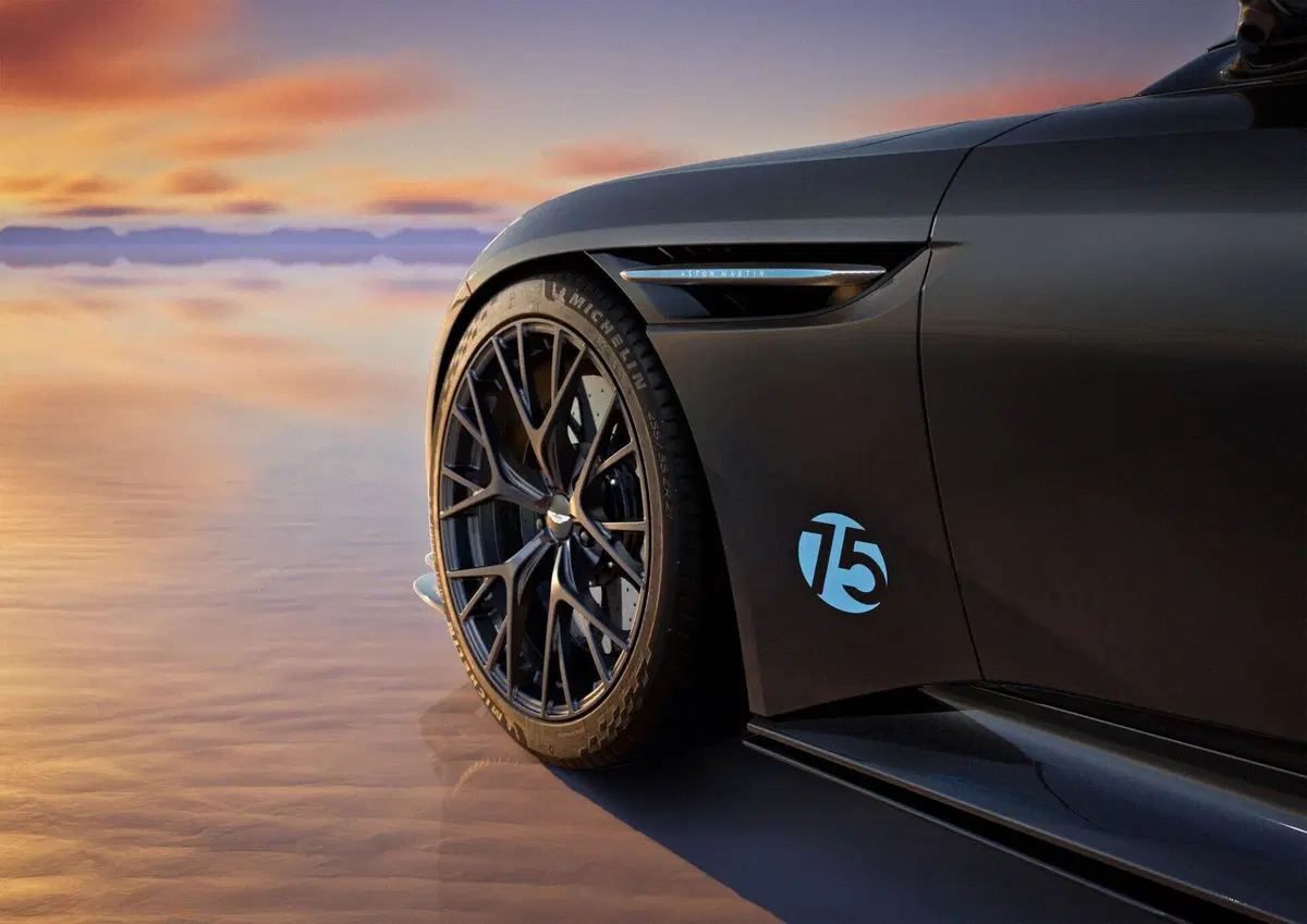 Aston Martin infiamma la Monterey Car Week 2026: tributo storico a Pebble Beach e debutto per la Vanquish 25 (3)
