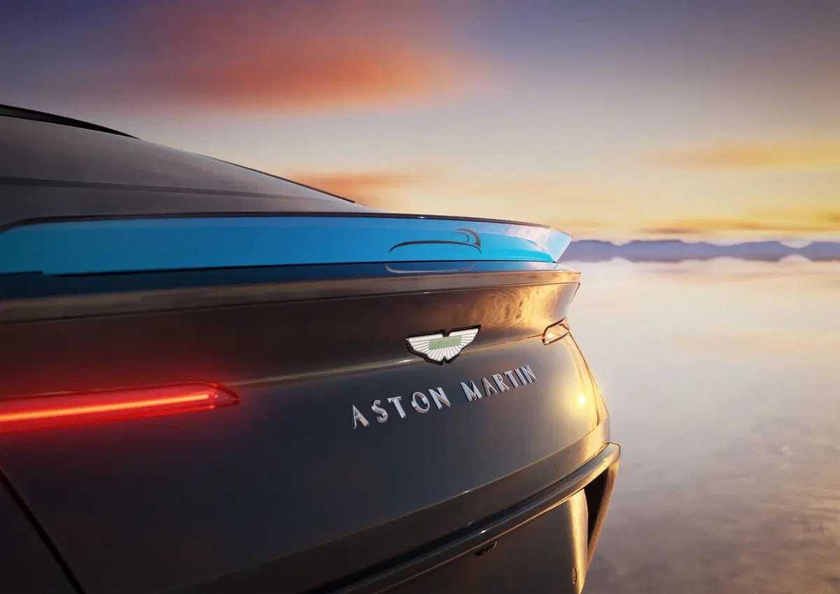 Aston Martin infiamma la Monterey Car Week 2026: tributo storico a Pebble Beach e debutto per la Vanquish 25 (4)
