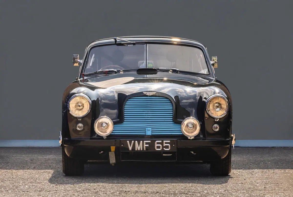 Aston Martin infiamma la Monterey Car Week 2026: tributo storico a Pebble Beach e debutto per la Vanquish 25 (5)