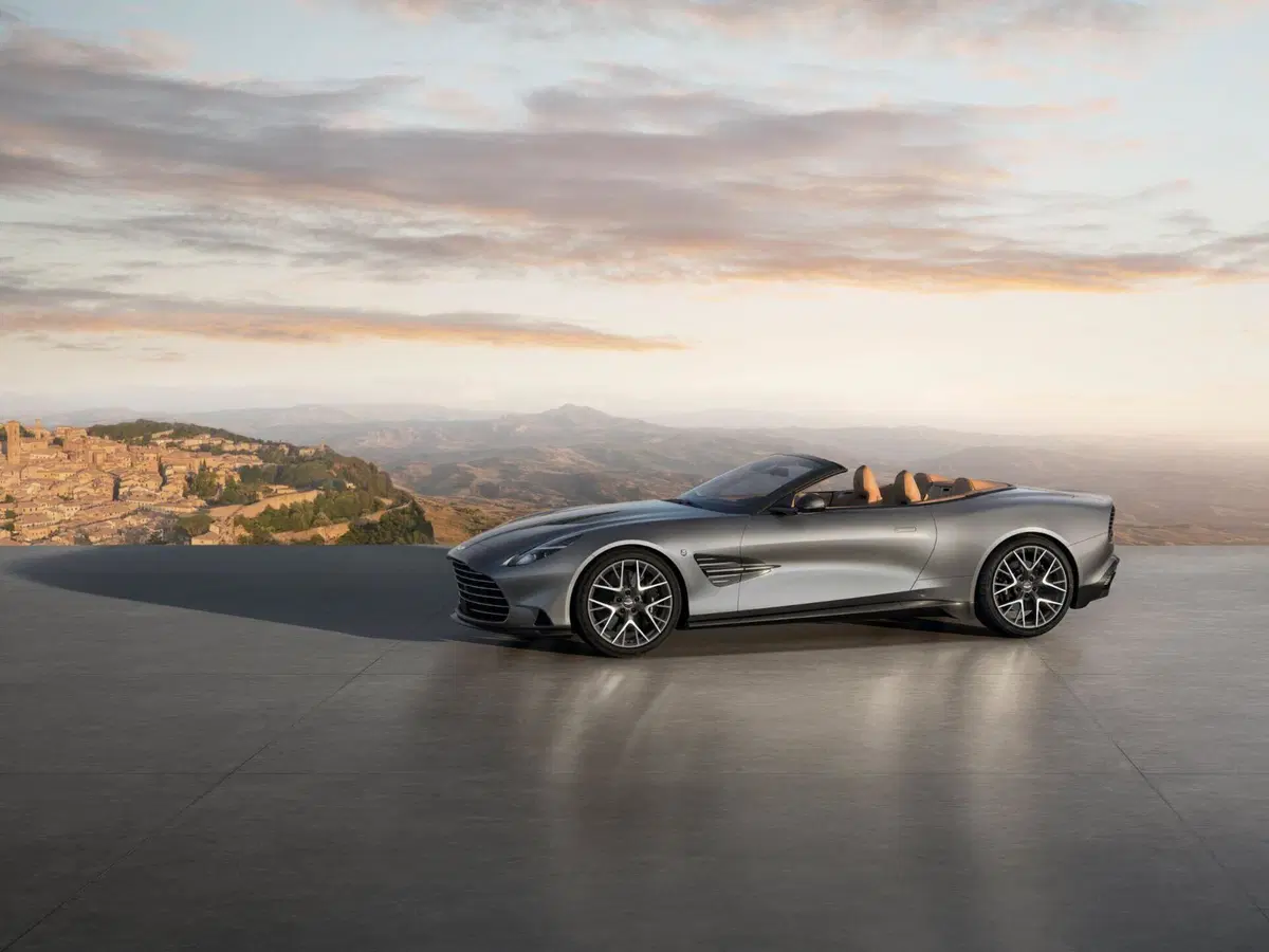 Aston Martin infiamma la Monterey Car Week 2026: tributo storico a Pebble Beach e debutto per la Vanquish 25 (6)
