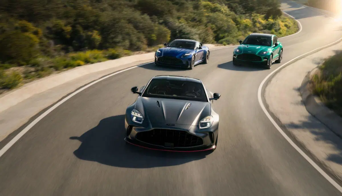 Aston Martin infiamma la Monterey Car Week 2026: tributo storico a Pebble Beach e debutto per la Vanquish 25 (7)
