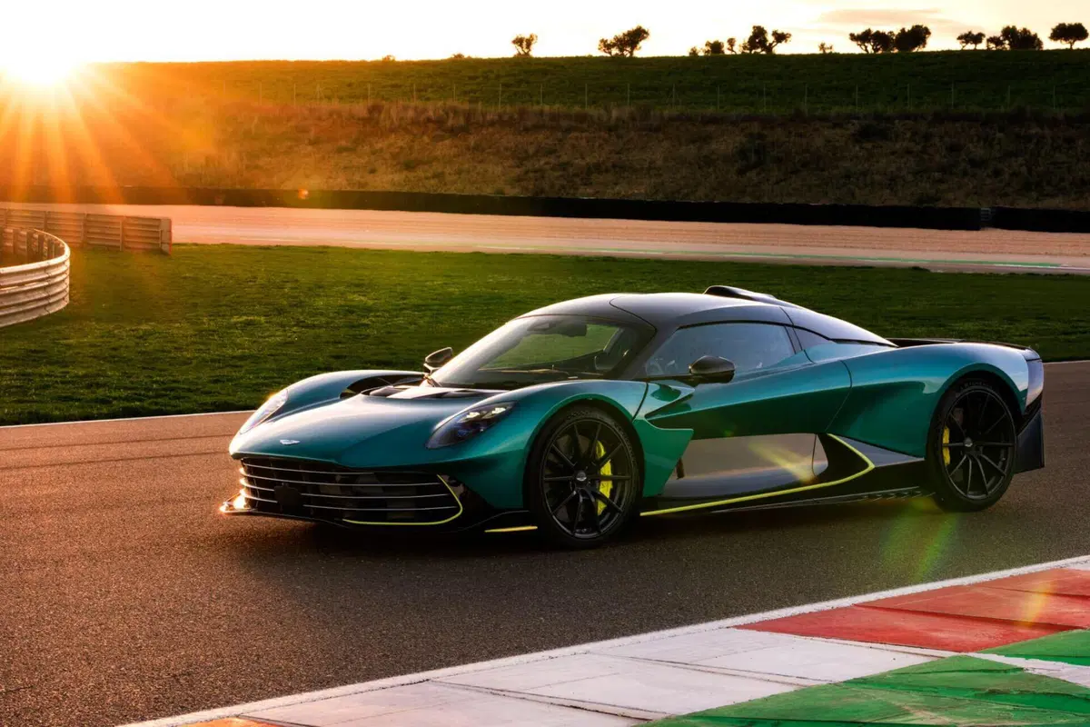 Aston Martin infiamma la Monterey Car Week 2026: tributo storico a Pebble Beach e debutto per la Vanquish 25 (8)