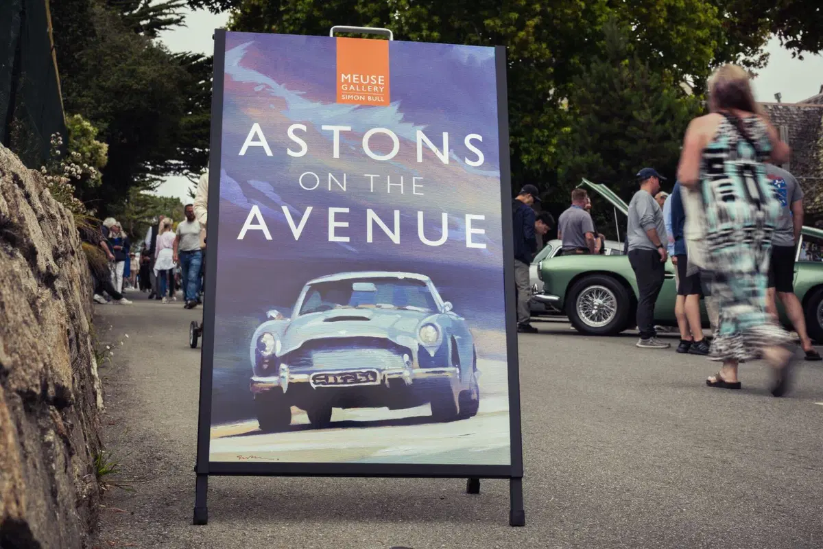 Aston Martin infiamma la Monterey Car Week 2026: tributo storico a Pebble Beach e debutto per la Vanquish 25 (10)