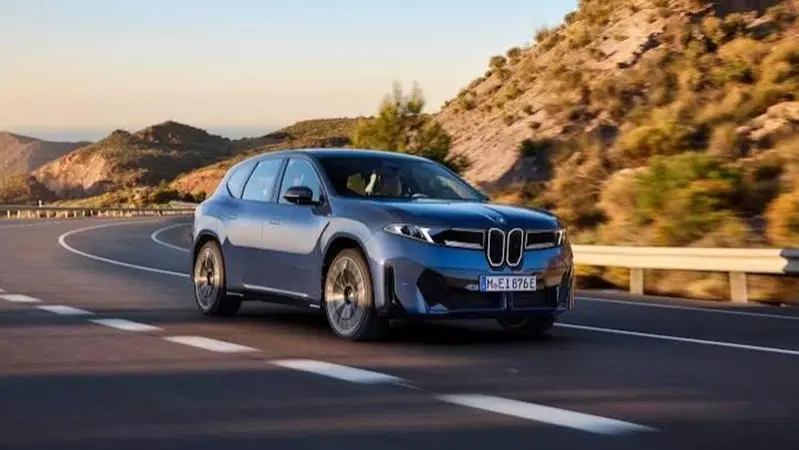 Auto elettriche, inquinamento e falsi miti: 1000 km di test con BMW iX3 e Pirelli P Zero E [VIDEO]