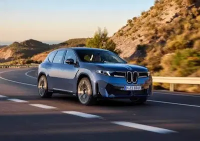 Auto elettriche, inquinamento e falsi miti: 1000 km di test con BMW iX3 e Pirelli P Zero E [VIDEO]