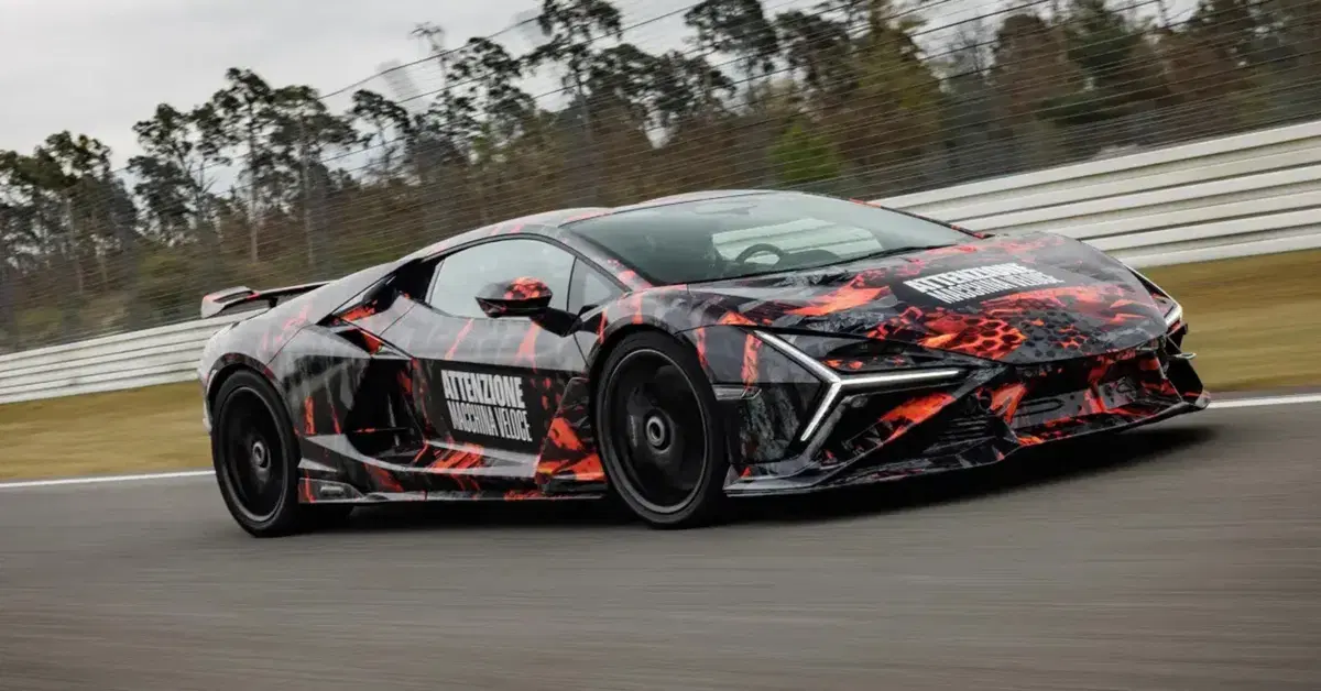 Lamborghini Revuelto SV, la nuova SuperVeloce &egrave; pronta al debutto: ecco cosa sappiamo
