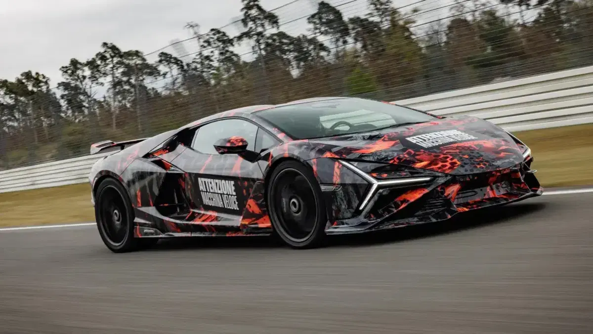 Lamborghini Revuelto SV, la nuova SuperVeloce &egrave; pronta al debutto: ecco cosa sappiamo