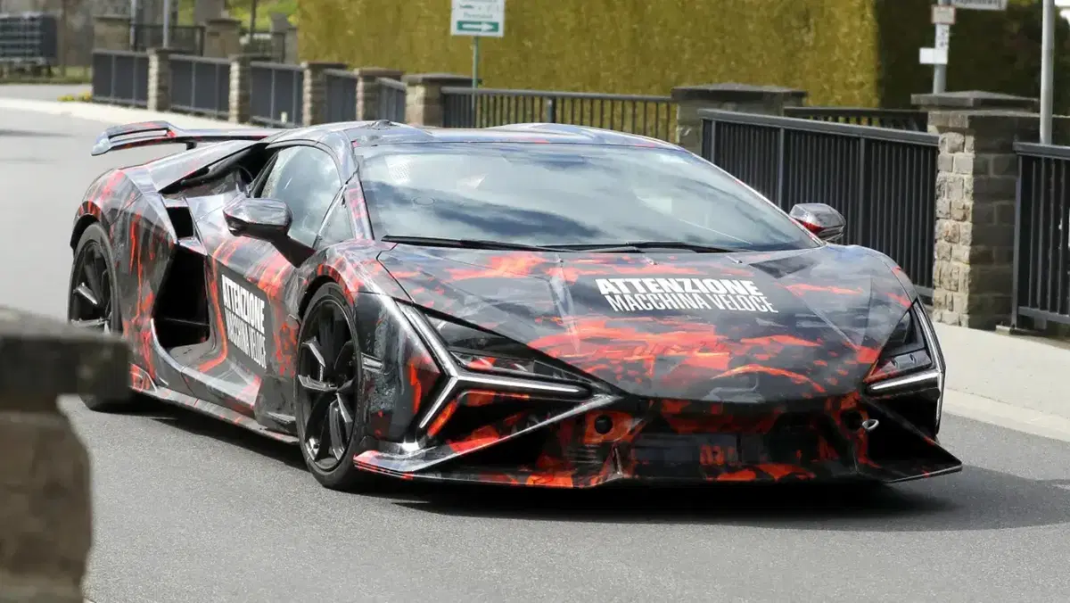 Lamborghini Revuelto SV, la nuova SuperVeloce è pronta al debutto: ecco cosa sappiamo (2)