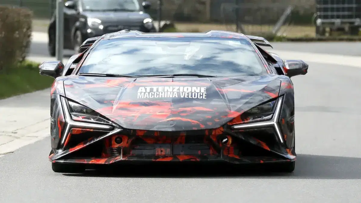 Lamborghini Revuelto SV, la nuova SuperVeloce è pronta al debutto: ecco cosa sappiamo (7)