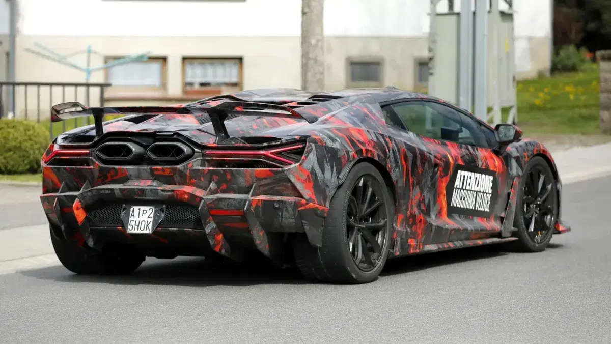 Lamborghini Revuelto SV, la nuova SuperVeloce è pronta al debutto: ecco cosa sappiamo (8)