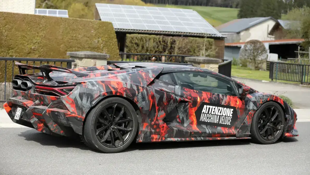 Lamborghini Revuelto SV, la nuova SuperVeloce è pronta al debutto: ecco cosa sappiamo (9)