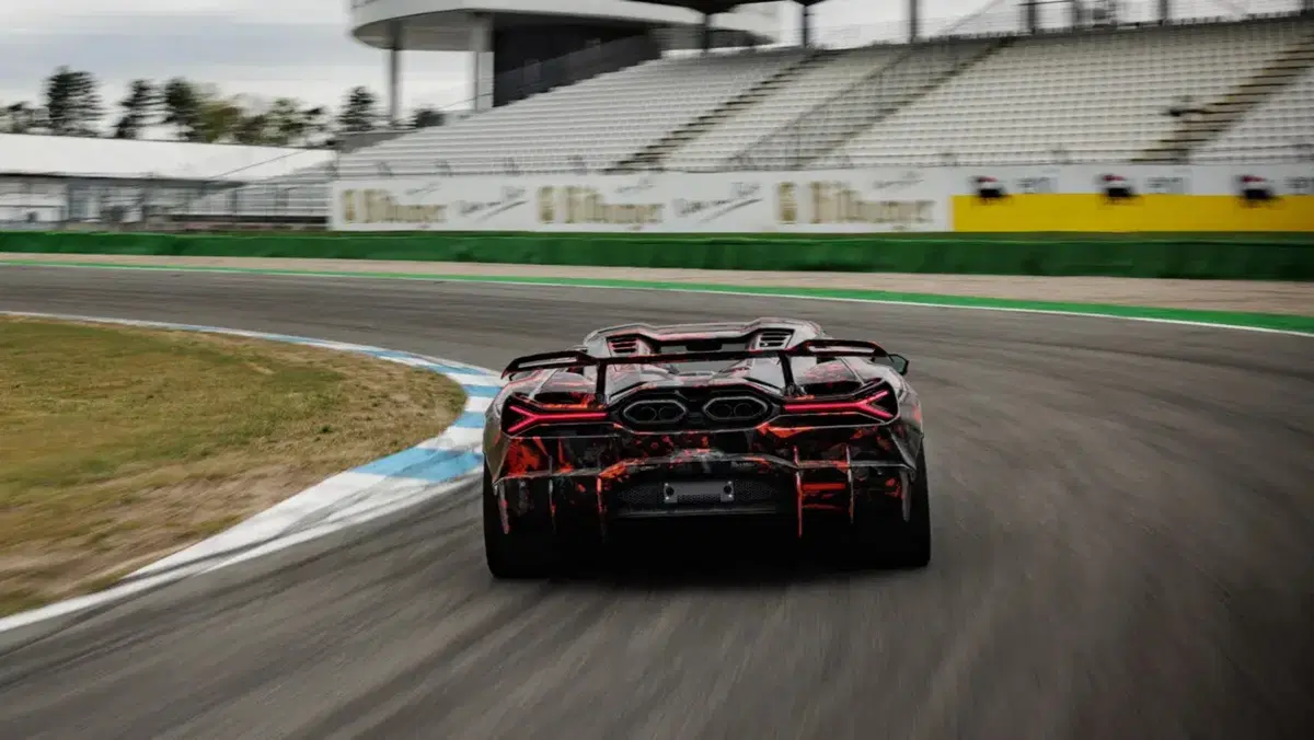Lamborghini Revuelto SV, la nuova SuperVeloce è pronta al debutto: ecco cosa sappiamo (10)