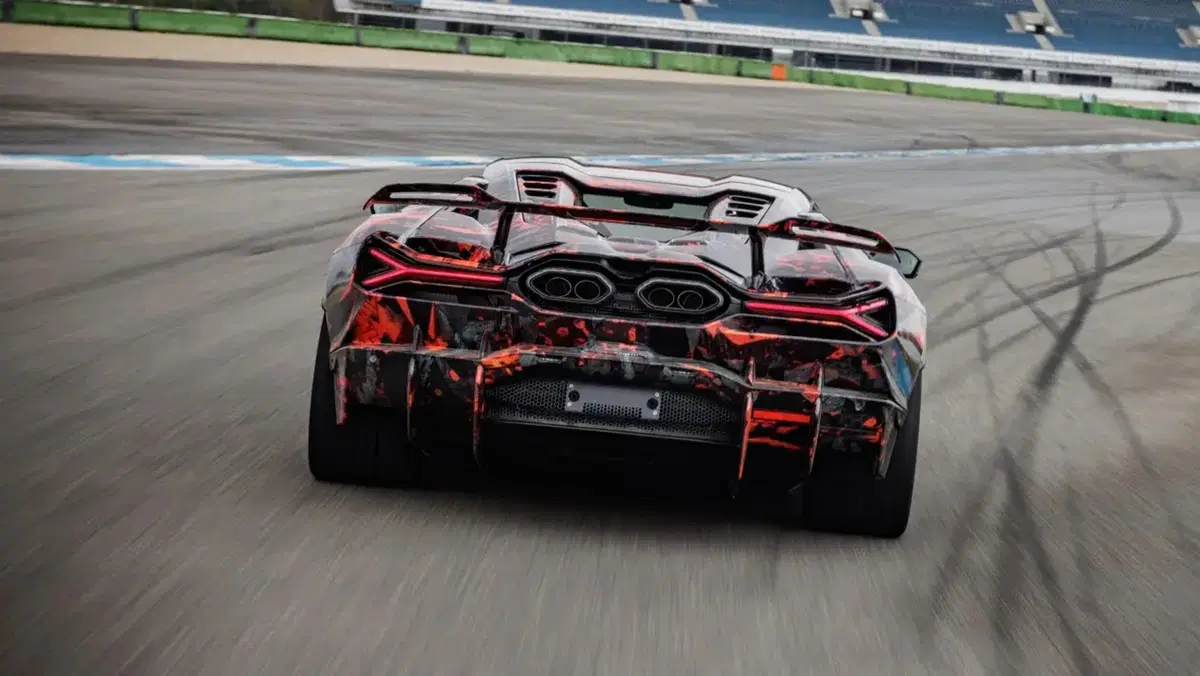 Lamborghini Revuelto SV, la nuova SuperVeloce è pronta al debutto: ecco cosa sappiamo (11)