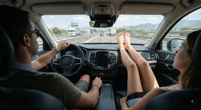 Piedi sul cruscotto in auto: il rischio letale (e le multe) dietro l'abitudine pi&ugrave; diffusa dell'estate
