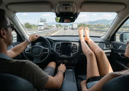 Piedi all'aria in auto: il rischio letale (e le multe) dietro l'abitudine più diffusa dell'estate